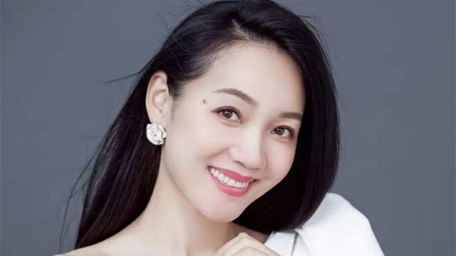 周群|49岁主持人周群晒豪宅内景，倒立不靠墙身体笔直，半空劈叉太轻松