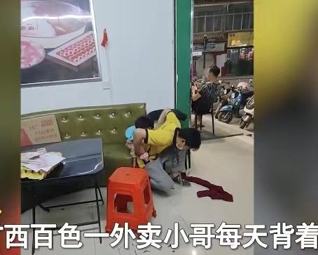 男子每天背着2岁女儿送外卖,知情者:孩子妈妈走了,父母也不带