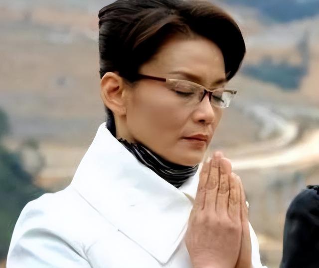 潘虹|“无子女”演员晚年现状,潘虹皈依佛门,傅丽莉花60万养狗为伴