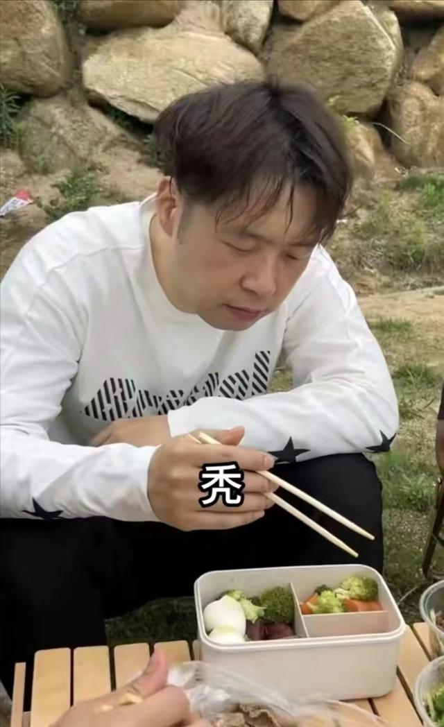 杜海涛 34岁杜海涛素颜露面，瘦到脱相认不出，网友：他老得像亲妈同龄人
