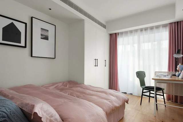 80平现代风复式住宅楼梯下定制玄关柜,白橙粉三色设计温暖而幸福