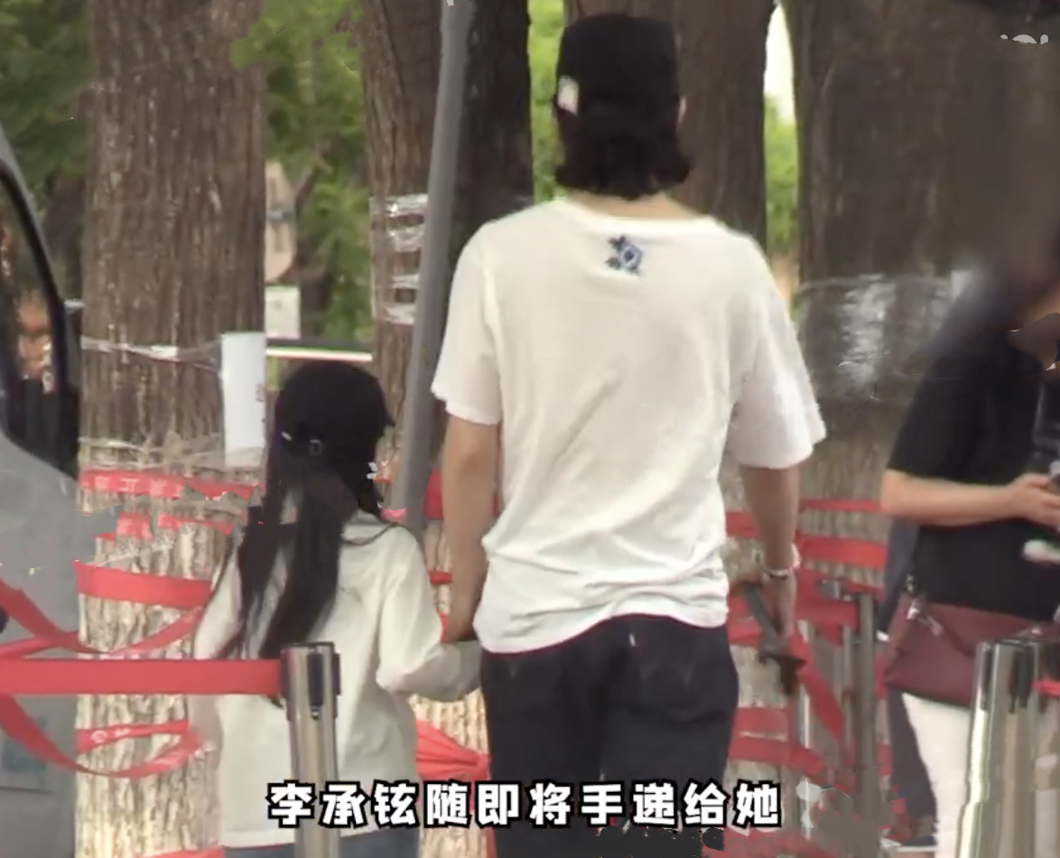 李承铉|戚薇安心养胎，李承铉带女儿Lucky一起做核酸，仍是带娃主力军