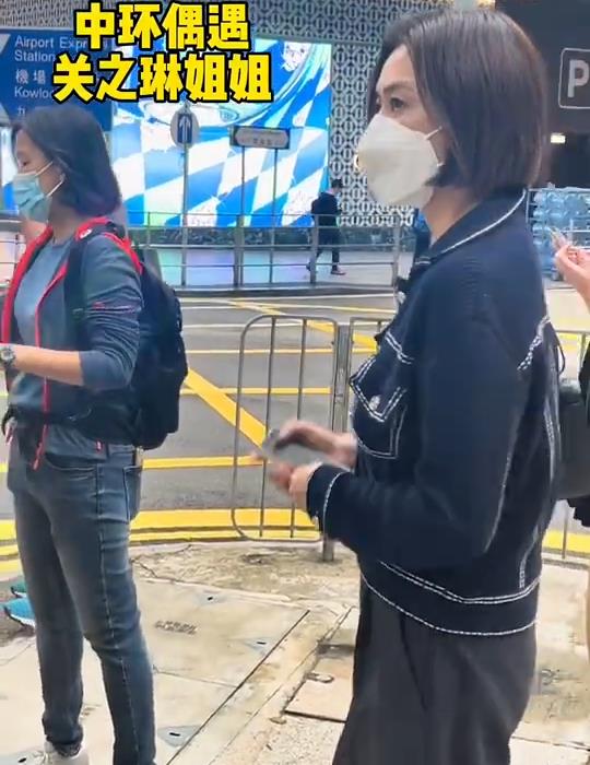 关之琳|60岁关之琳独自逛街，颜值和气色俱佳，获赞冻龄女神