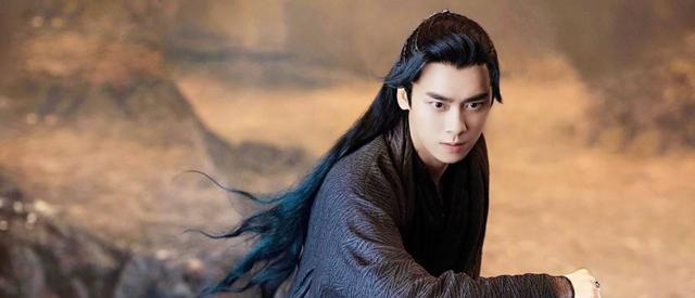 李易峰|《镜双城》李易峰入行十三年变化大不，凭借“颜值自信”取胜