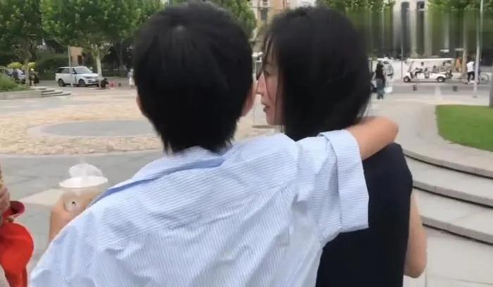 董洁|董洁下厨做美食，儿子顶顶故意不捧场，母子俩“斗嘴式”互动可爱