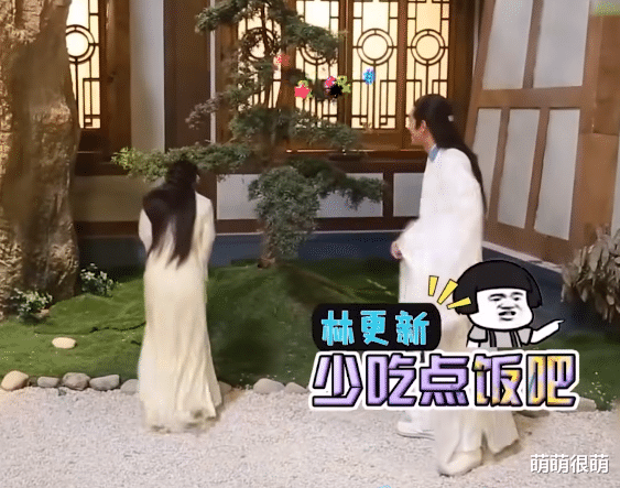 花絮|怪不得电视剧只拍上半身！踩“高跷”、垫箱子，看了花絮太尴尬！