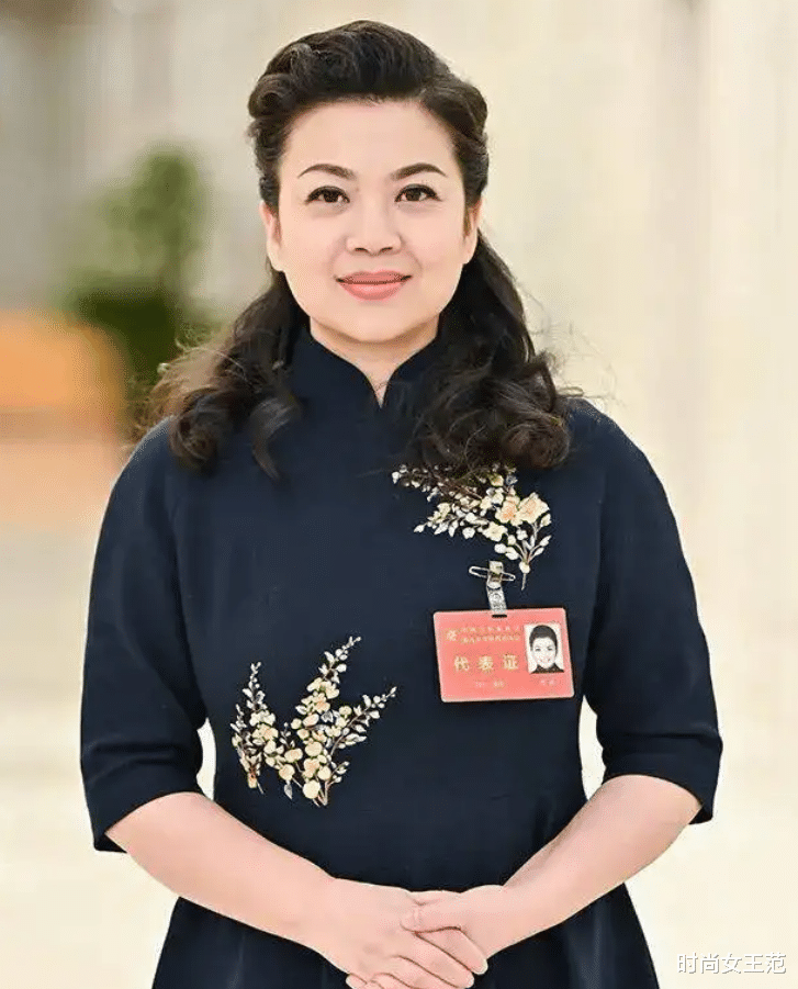 罪证 歌唱家张也对身材好自信，54岁穿旗袍难掩风姿，不减肥越看越漂亮