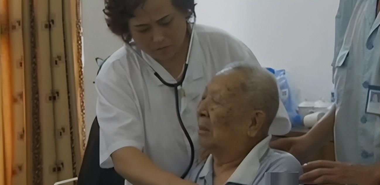 强势大爷伙同儿子转移妻子拆迁款,九十岁高龄闹上法庭要离婚