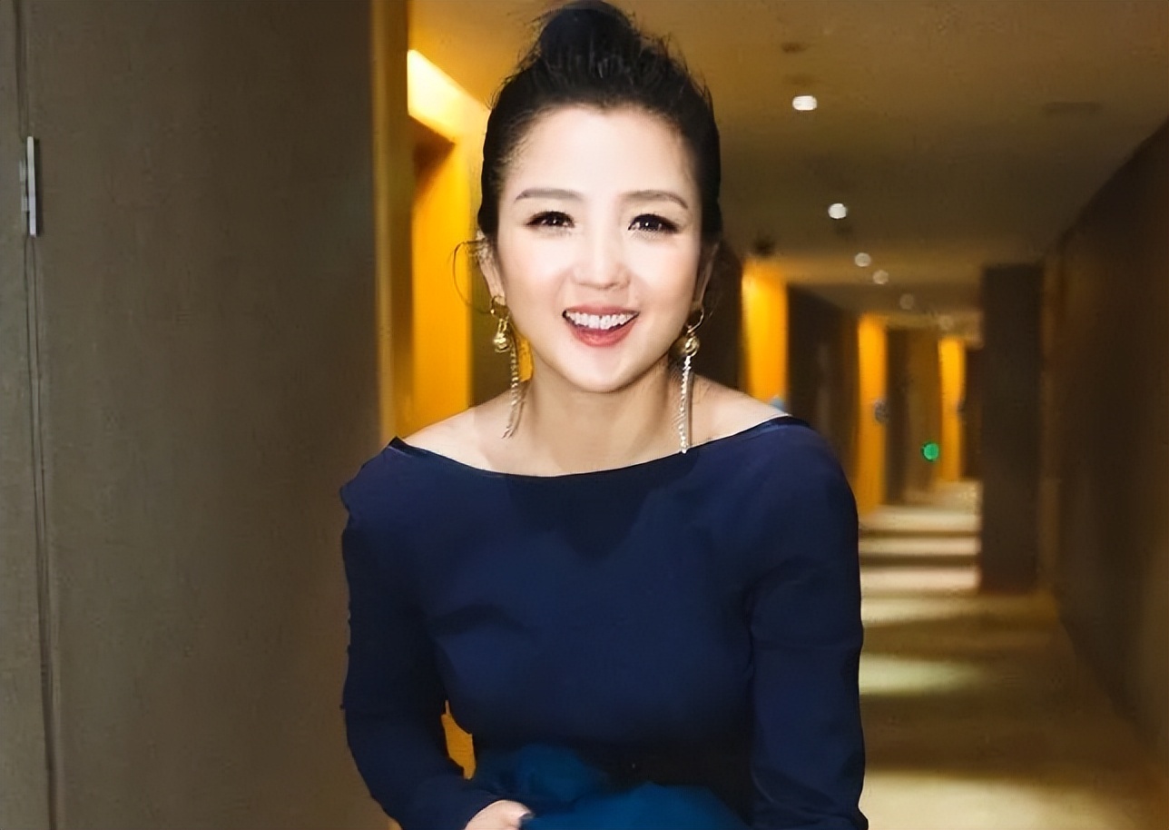 何洁|何洁“晒”同母异父的3个娃,哭诉养不起,网友:自作自受