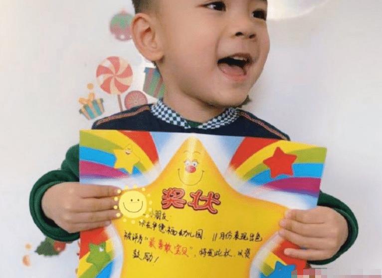 孩子满脸骄傲带奖状回家,宝妈看到奖状上的字却怒了,确实忍不了