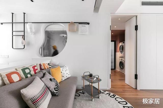 小夫妻不要客厅沙发和茶几，还在角落设计吧台区，让空间更加实用