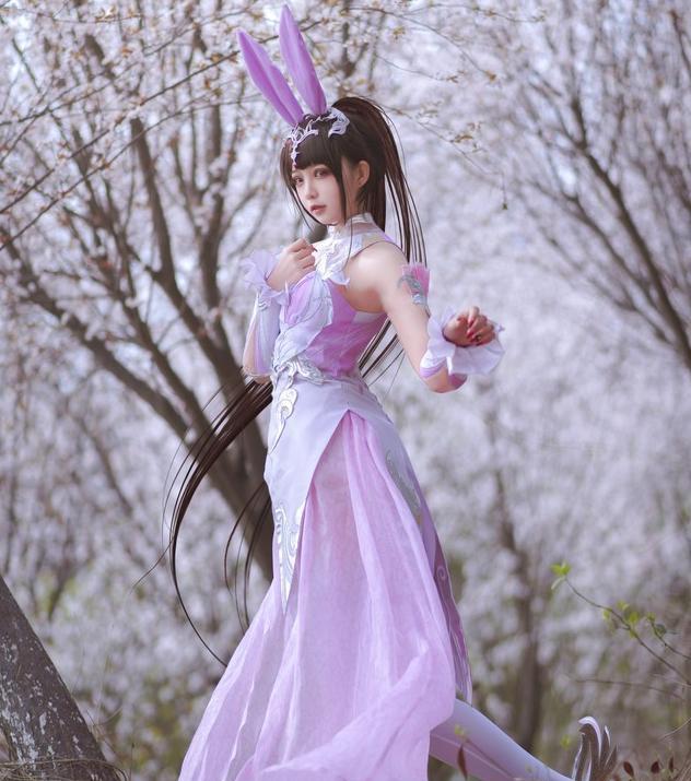小舞 五年之约小舞COSER，大萌眼大长腿很吸睛，而网友被马尾吸引住了