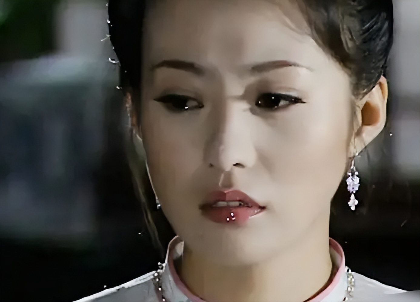 晚礼服|43岁郝蕾吃饭抽烟被拍！抽香烟熟练吐烟圈，皮肤蜡黄双眼皮太宽