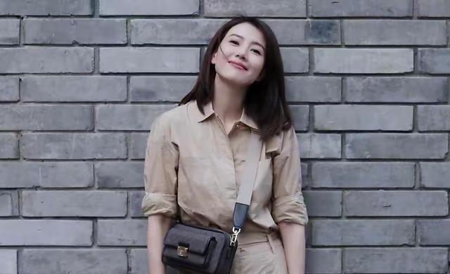 高圆圆|42岁高圆圆晒变装视频,穿条纹休闲衫扎丸子头,笑容甜美清纯可爱