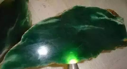 翡翠|4000万入手翡翠赌石切开涨20亿被哄抢!!!