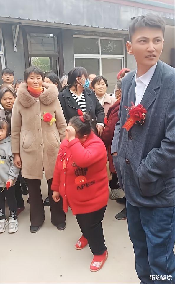 年轻帅小伙娶1米2新娘,村民围观看热闹:新娘还是二婚大妈