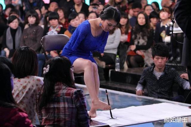 女孩|非诚勿扰无臂女孩，台上与小伙牵手成功台下却被甩，如今怎样了？