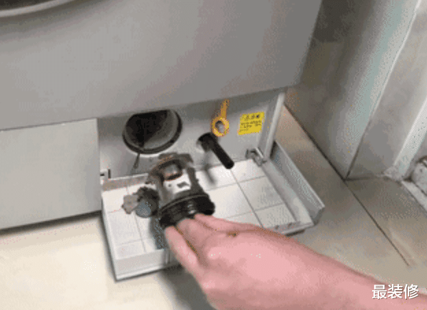 洗衣机藏着污垢开关，打开之后吓一跳，难怪衣服洗完又臭又脏！