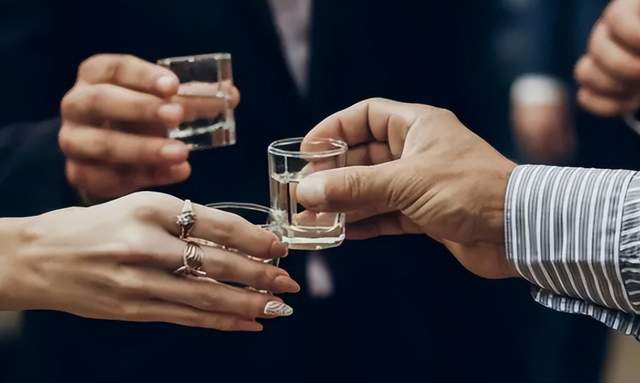 酒桌上，从不主动敬酒的3类人，看似是情商低，实则是真聪明