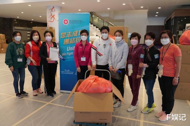 霍启刚|霍启刚郭晶晶走街串巷派送抗疫物资 体验一线抗疫工作者的不容易