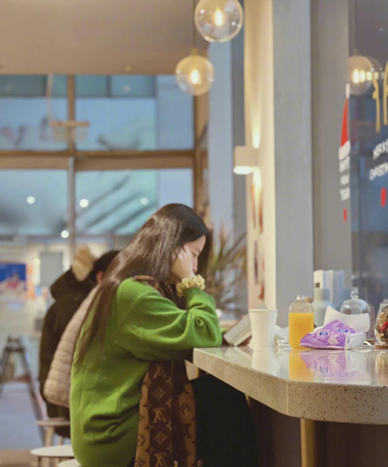 刘亦菲|刘亦菲素颜喝咖啡随拍,刘亦菲电视剧,被誉为古装剧第一美女