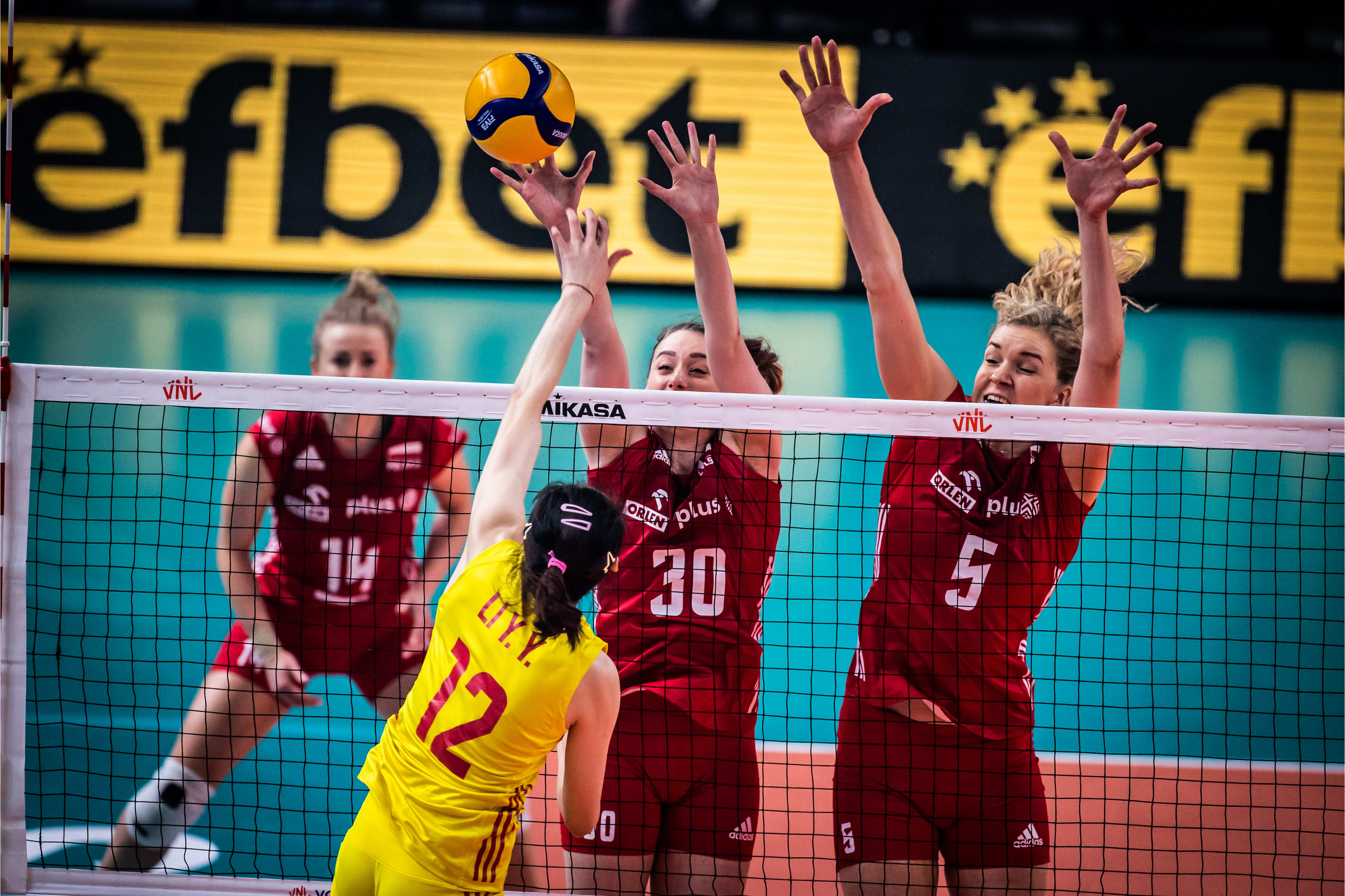 中国队|中国女排3-0横扫波兰，提前锁定总决赛席位！李盈莹18分全场最高
