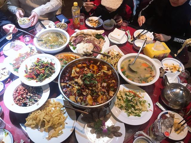 重庆男子参加儿子升学宴被灌酒,熟睡中身亡,现场7人被告