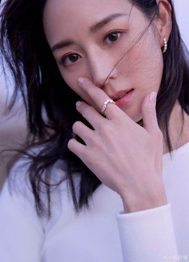 张钧甯|40岁张钧甯穿露腰裙水畔漫步 微风吹拂气质非凡