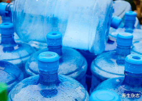 中药|桶装水变“毒水”,会致癌?卫生组织:喝一口等于钢丝球刮肝,停止食用