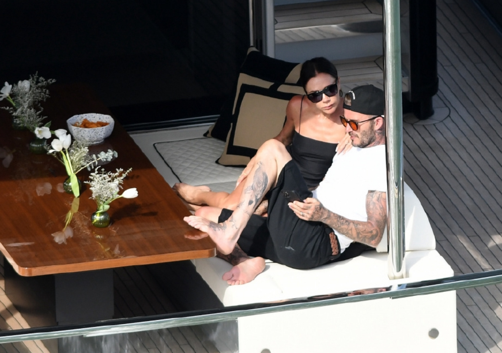 维多利亚|48岁维多利亚和47岁小贝，在游艇上晒太阳！老夫老妻享受享福时光