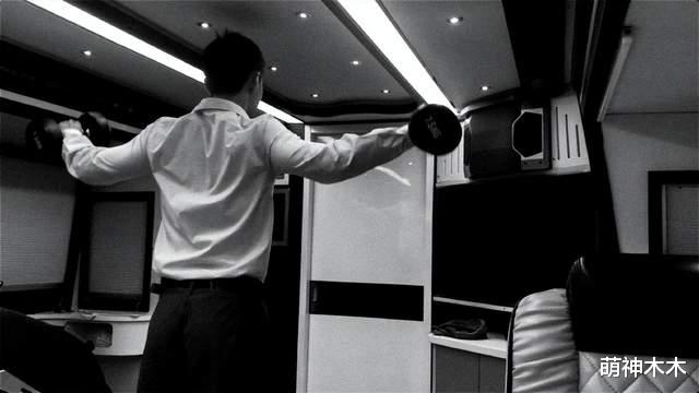 肖战|《余生》完美收官，肖战迎来30个代言，为熬过低谷一刻没有松懈