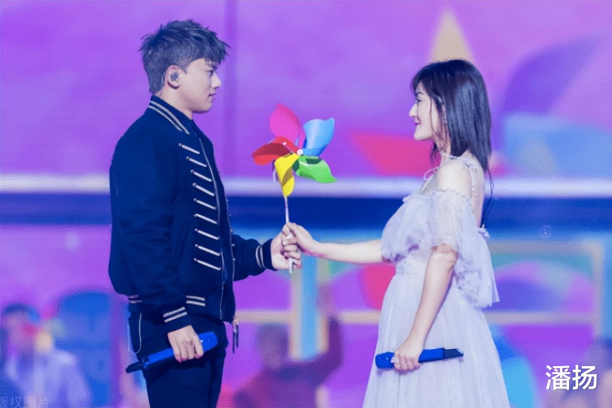 何炅|幸好,快乐家族5成员“分道扬镳”后,何炅抓住了这张“好牌”