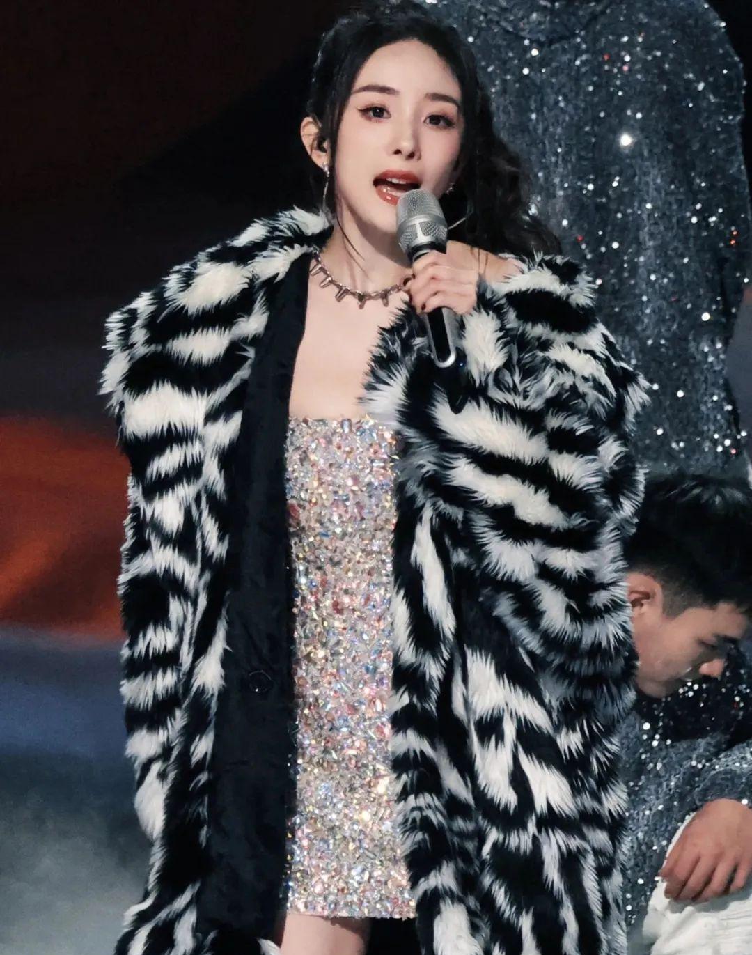 短发|跨年晚会上的女明星：关晓彤眼妆失败，宋茜气场全开，杨紫翻车了