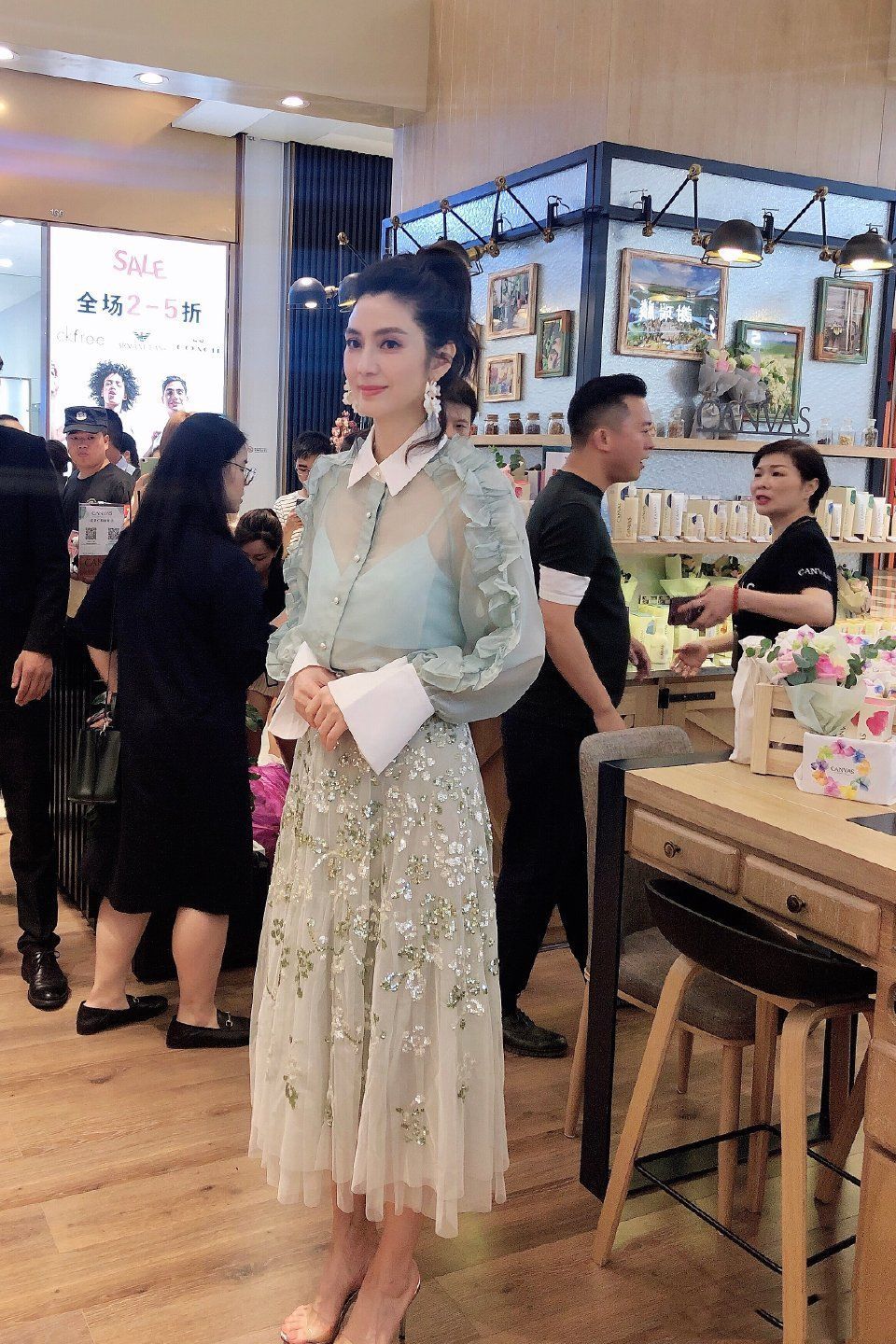 洪欣|洪欣真用心了！特意穿纱裙与小9岁老公走红毯，还真看不出年龄差