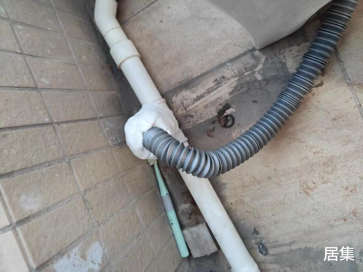 卫生间漏水不用砸砖,教你正确做法,轻轻松松就搞定