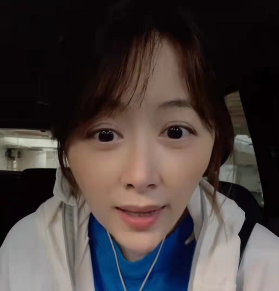 何超莲|香港疫情持续爆发！女星穿防护服戴俩口罩出门，何超莲隔离快崩溃