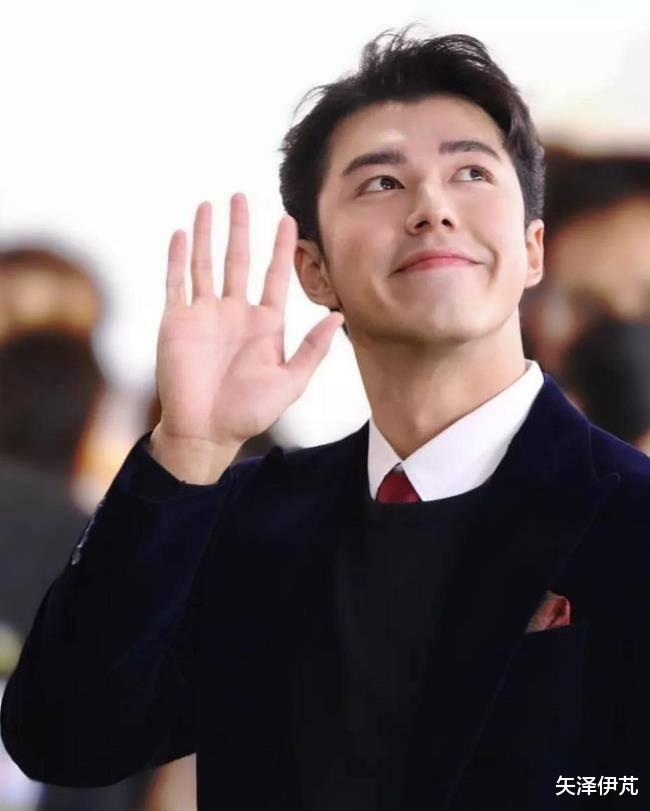 电影|偶像剧照进现实!国外顶流女星被男演员公开告白,5年友情变爱情