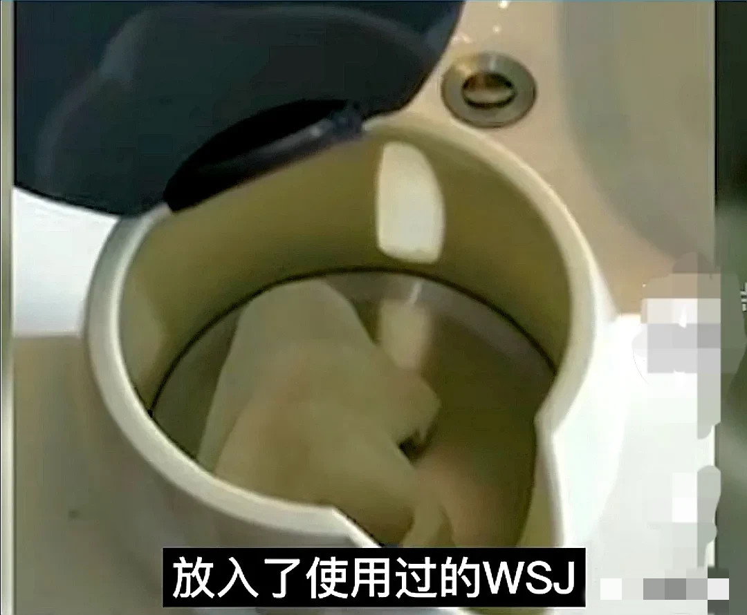 “经理,你看402的客人在水壶里放的什么呀!太恶心了!”