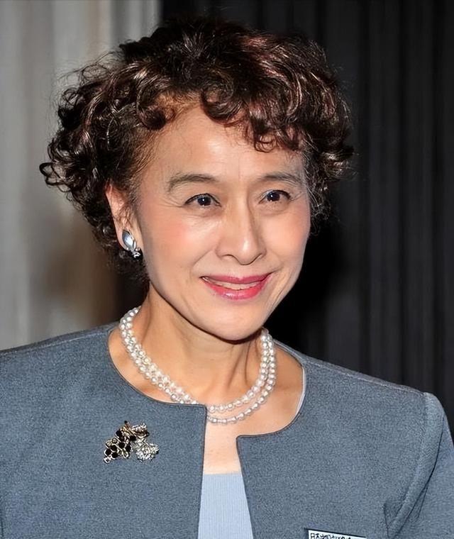 看到77岁栗原小卷才懂:奶奶辈女人烫卷发,也能美得这么时髦洋气