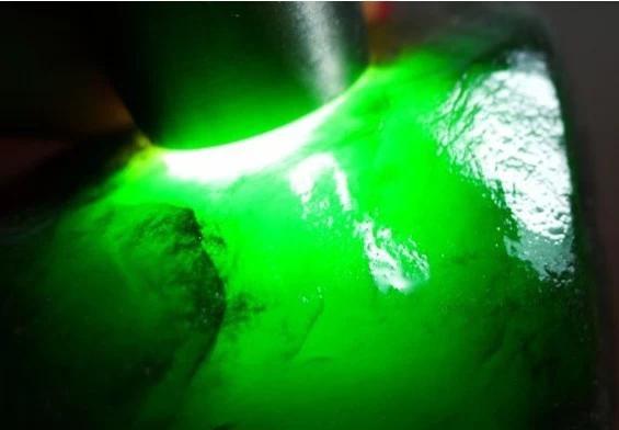 翡翠|13种翡翠原石灯下现原形