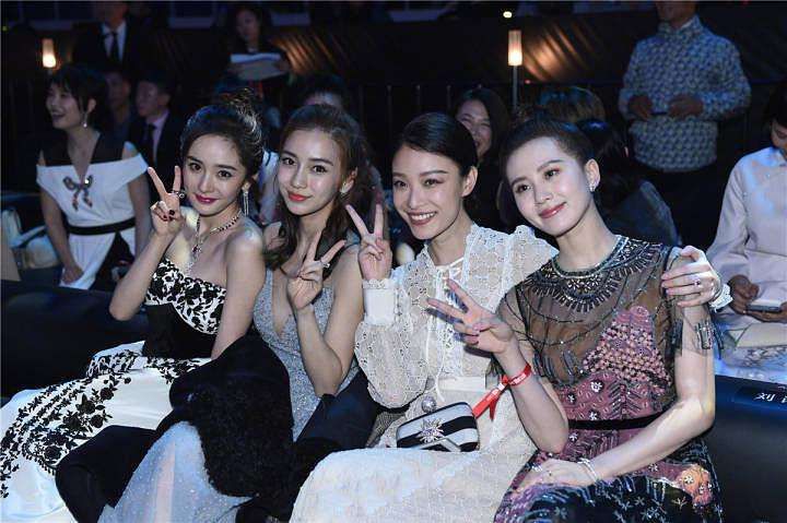 赵丽颖|赵丽颖为侯明昊争戏份，被业内人士讥笑，笑她学杨幂拿资源喂奶狗