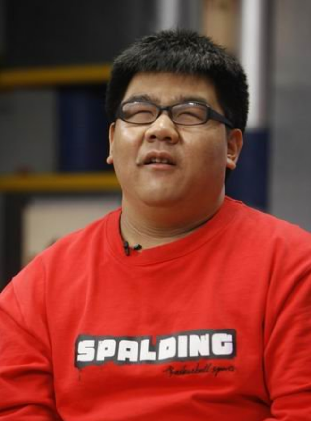 盲人|盲人歌手杨光:走红后被“雪藏”,娶美妻生儿子,如今怎样了?