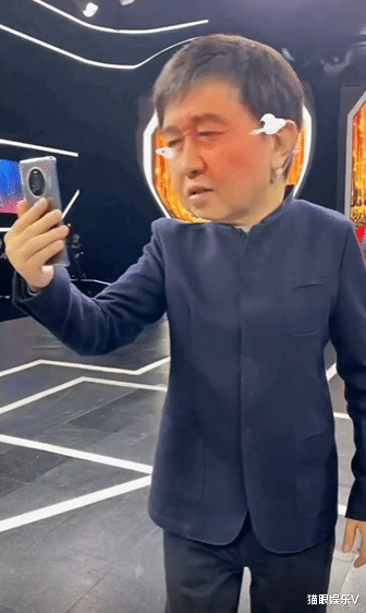 任静|王为念搂任静肩膀合影，付笛生冷着脸帮拍照，还被好友挑逗生气？