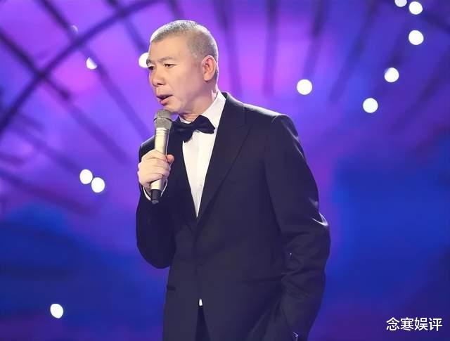 陈虹伊|冯小刚被曝回湖南老家,携妻子徐帆参加饭局,弯腰低头敬酒显谦卑