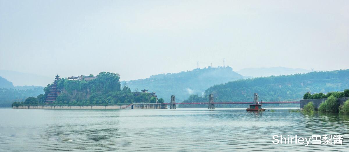石宝寨|长江三峡的“镇心之宝”，如同现实版超大“盆景”，被称为世界八大奇异建筑之一