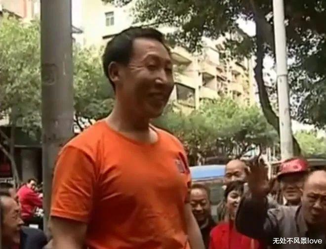 四川一男子沉迷练武,穿500斤石鞋健步如飞,老母亲说道:媳妇都练没了