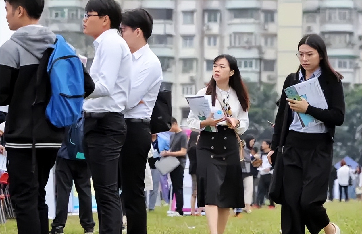 招聘|70多个岗位无人报名，一事业编招聘学历要求太明确，最后草草收场