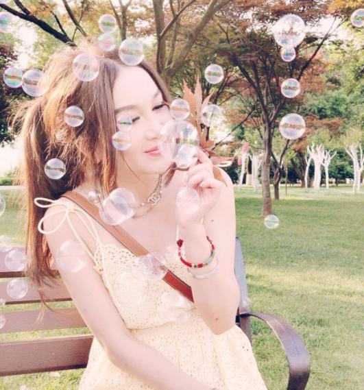 温碧霞|温碧霞分享出游照，身穿吊带裙皮肤白嫩，丝毫看不出年纪