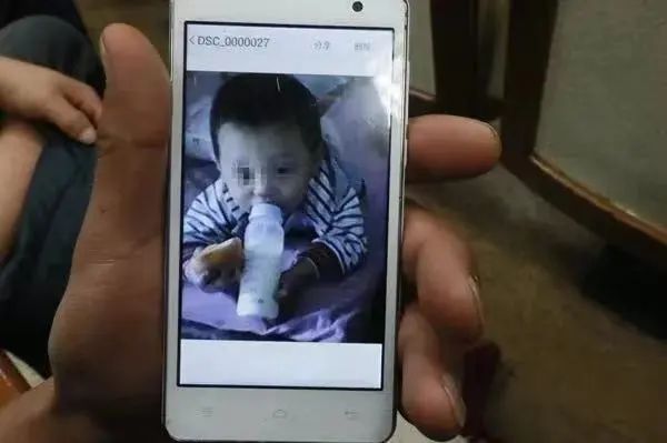 26岁妈妈活活闷死2岁儿子,丈夫伙同埋尸,真相曝光后,全网人都怒了……