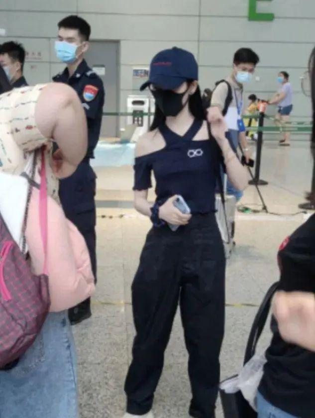 生图|镜头前美艳，真人干瘪，头大肩窄，排骨胸，这11位女星反差太大